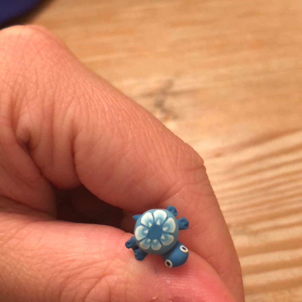 Blue turtle earrings - Picture 2 of 3